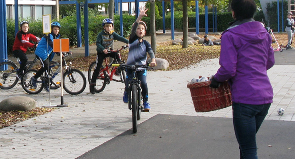 Kinder üben Fahrradfahren (Foto: © Württembergischer Radsportverband)