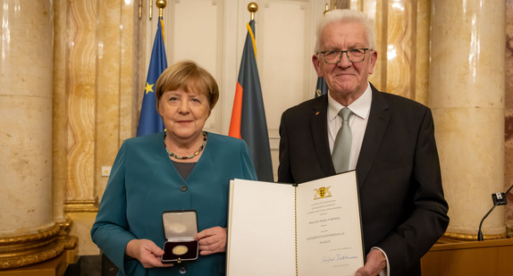 Bundeskanzlerin a. D. Dr. Angela Merkel (links) und Ministerpräsident Winfried Kretschmann (rechts)