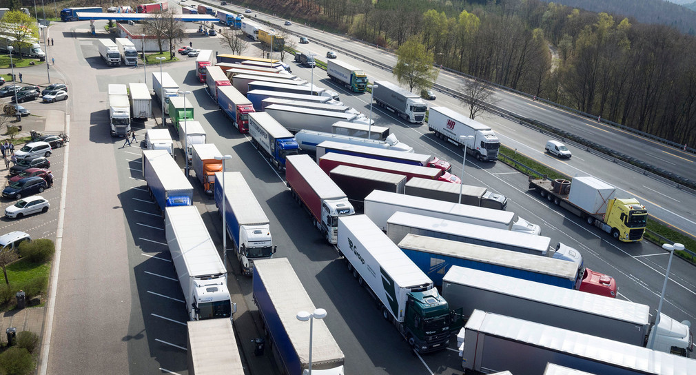 Abgestellte Lastwagen stehen auf einer Autobahnraststätte. (Foto: © dpa)