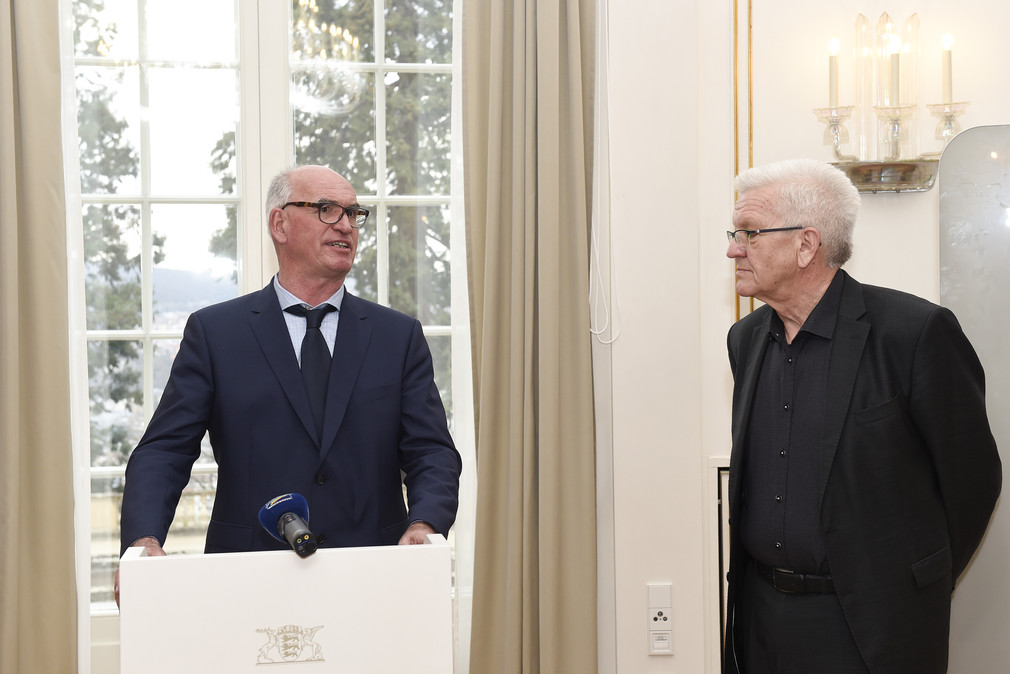Ministerpräsident Winfried Kretschmann (r.) und Prof. Dr. Hubert Klausmann (l.) (Bild: Staatsministerium Baden-Württemberg)