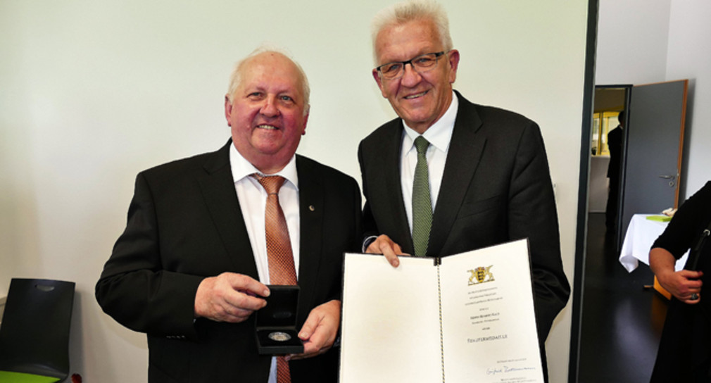 Ministerpräsident Winfried Kretschmann (r.) und Herbert Kaut (l.) anlässlich der Verleihung der Staufermedaille des Landes Baden-Württemberg (Foto: Gunter Aipperspach)