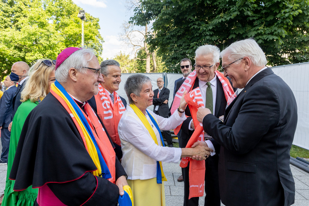 von links nach rechts: Gebhard Fürst, Bischof der Diözese Rottenburg-Stuttgart, Stuttgarts Oberbürgermeister Frank Nopper, Irme Stetter-Karp, Präsidentin des Zentralkomitees der deutschen Katholiken (ZdK), Ministerpräsident Winfried Kretschmann und Bundespräsident Frank-Walter Steinmeier bei der Eröffnung des Katholikentags.