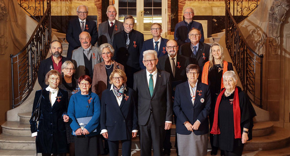 Gruppenbild mit Ministerpräsident Winfried Kretschmann und den Ordensträgerinnen und –trägern