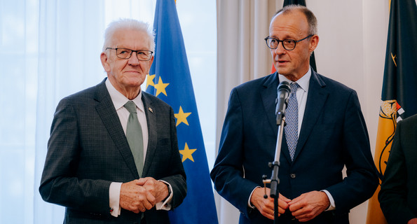 Ministerpräsident Winfried Kretschmann (links) und Bundeskanzler Friedrich Merz (rechts)