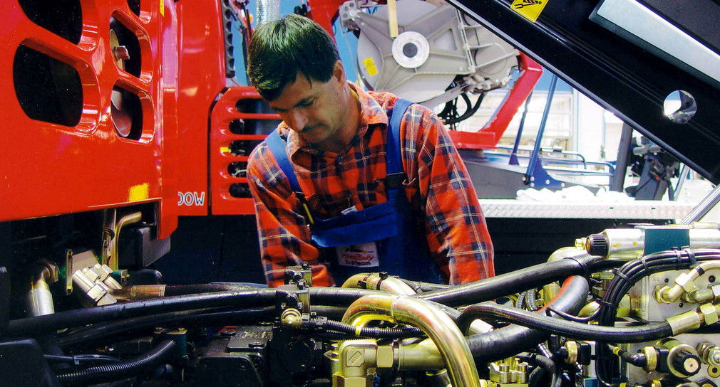 Ein Arbeiter bei der Montage eines Sonderfahrzeugs (Foto: dpa)