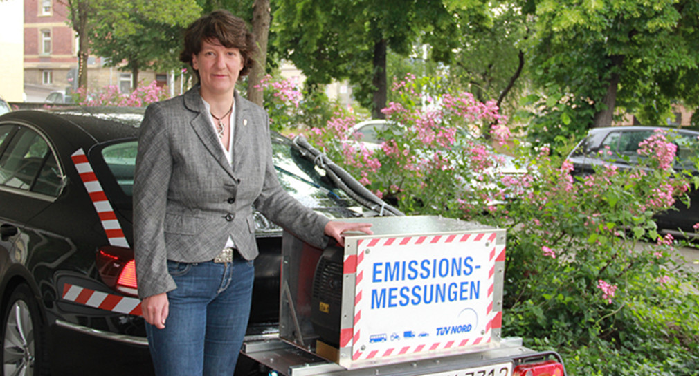 Gisela Splett mit dem Emissionsmessfahrzeug
