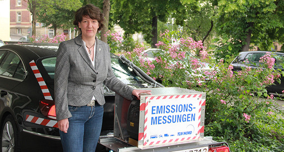 Gisela Splett mit dem Emissionsmessfahrzeug