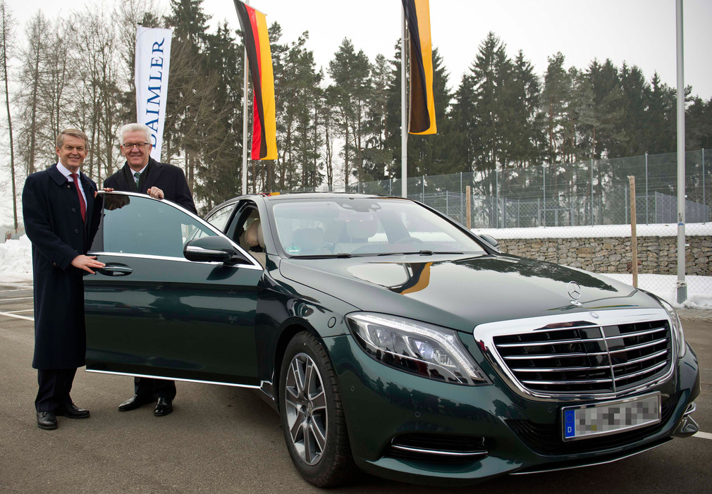 Ministerpräsident Winfried Kretschmann (r.) und Prof. Dr. Thomas Weber (l.), Mitglied des Vorstandes der Daimler AG, mit dem neuen Dienstwagen des Ministerpräsidenten