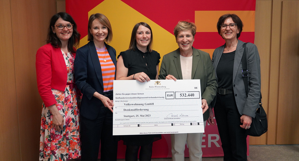 Symbolische Scheckübergabe im Rahmen der Denkmalförderung an die Volkswohnung GmbH; von links: Christine Neumann-Martin MdL; Pia Hesselschwerdt; Janine Schwarzkopf; Nicole Razavi MdL, Ministerin für Landesentwicklung und Wohnen; Dr. Ute Leidig MdL