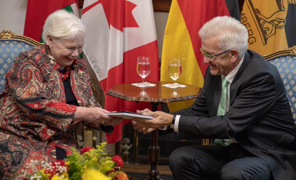 Ministerpräsident Winfried Kretschmann (r.) im Gespräch mit der Lieutenant Governor der Provinz Ontario, Elizabeth Dowdeswellam (l.) (Foto: Staatsministerium Baden-Württemberg) 