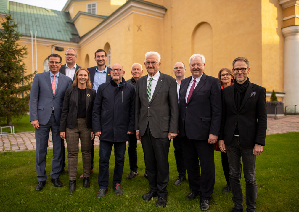 Gruppenbild mit Ministerpräsident Winfried Kretschmann (M.) und der politischen Delegation vor dem Dom von Oulu (Finnland) (Bild: Staatsministerium Baden-Württemberg)