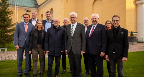 Gruppenbild mit Ministerpräsident Winfried Kretschmann (M.) und der politischen Delegation vor dem Dom von Oulu (Finnland) (Bild: Staatsministerium Baden-Württemberg)