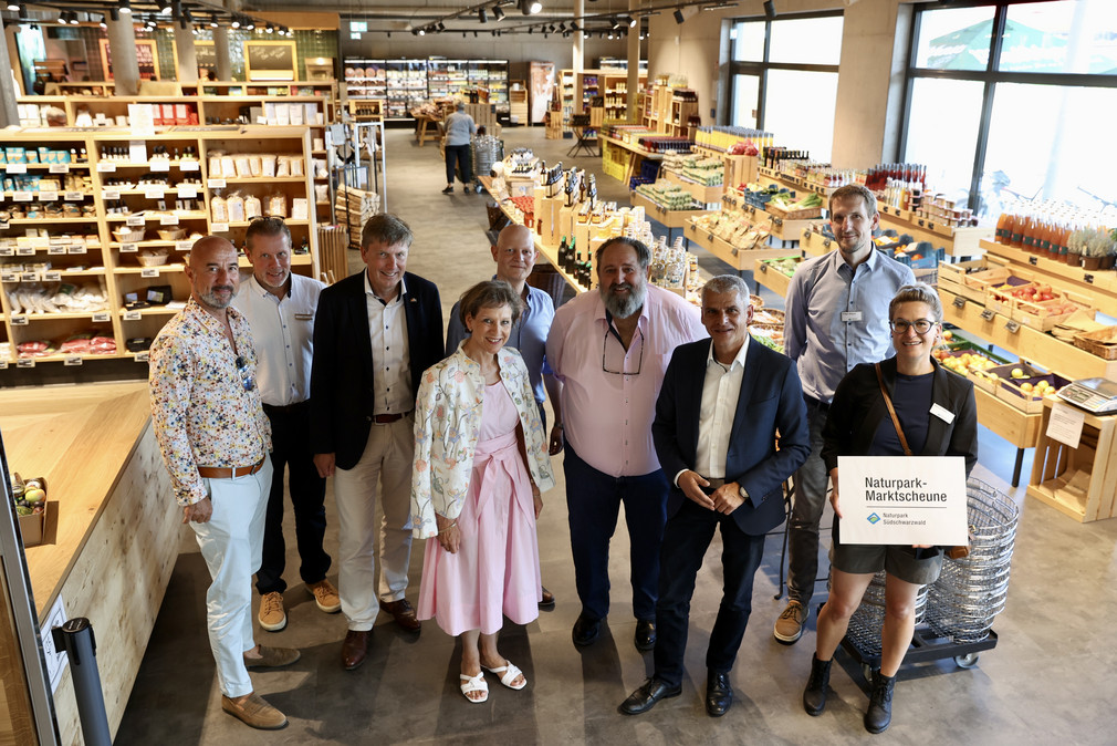 Tourismusreise Staatssekretär Rapp reist in den Schwarzwald Gruppenbild im Regionalmarkt WÄLDER:Genuss im Südschwarzwald