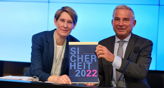 Landespolizeipräsidentin Dr. Stefanie Hinz und Innenminister Thomas Strobl stellen den Sicherheitsbericht 2022 vor.