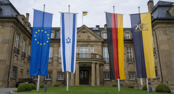 Die Flaggen der EU, Israels, Deutschlands und Baden-Württembergs hängen vor dem Staatsministerium