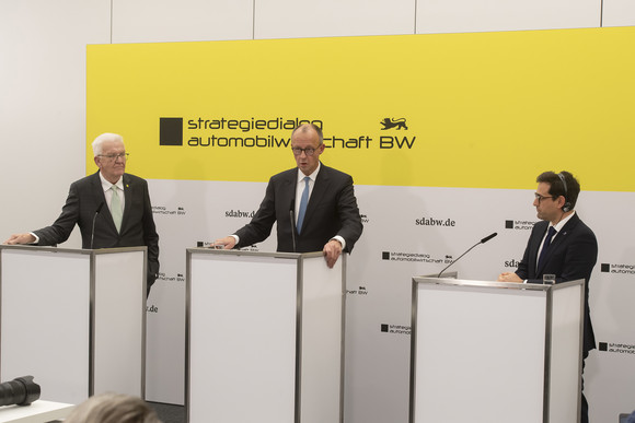 von links nach rechts: Ministerpräsident Winfried Kretschmann, Bundeskanzler Friedrich Merz und Stéphane Séjourné, Exekutiv-Vizepräsident der Europäischen Kommission und Kommissar für Wohlstand und Industriestrategie