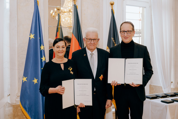 Marika Barth (links), Ministerpräsident Winfried Kretschmann (Mitte) und Stefan Barth (rechts)