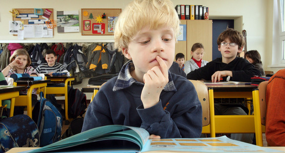 Schüler liest im Unterricht vor (Bild: © dpa).