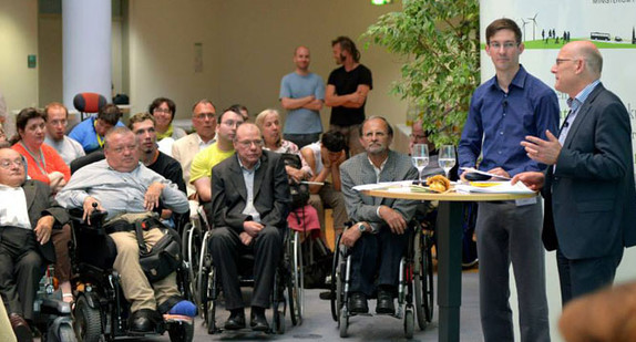 Verkehrsminister Hermmann beim Zielgruppengespräch mit Menschen mit eingeschränkter Mobilität am Freitag, 21. Juni 2013.