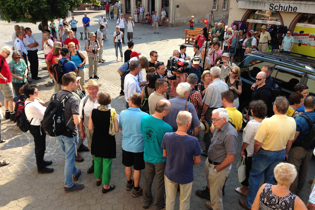 Ministerpräsident Winfried Kretschmann mit Bürgerinnen und Bürgern beim Treffpunkt auf dem Marktplatz in Mosbach