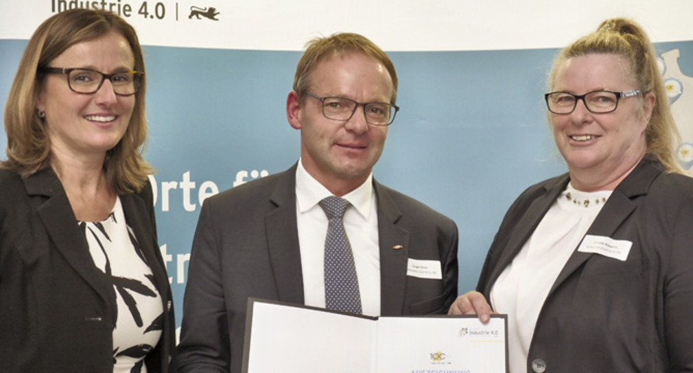 Staatssekretärin Katrin Schütz mit Preisträger des Wettbewerbs „100 Orte für Industrie 4.0 in Baden-Württemberg“ (Foto: © Martin Storz)