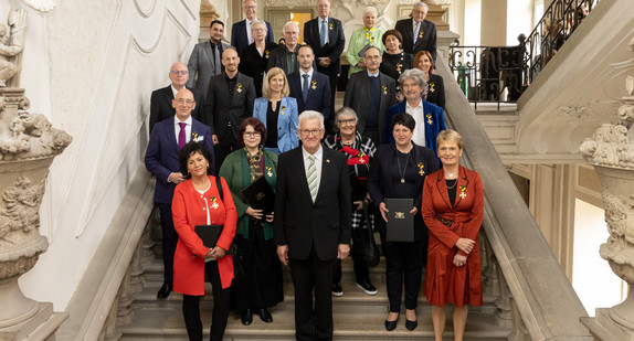 Gruppenbild mit Ministerpräsident Winfried Kretschmann (vorne, Mitte) und den Ordensprätendentinnen und Ordensprätendenten