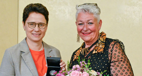Ministerin der Justiz und für Migration, Marion Gentges (links) und Jackie Denyes (rechts)