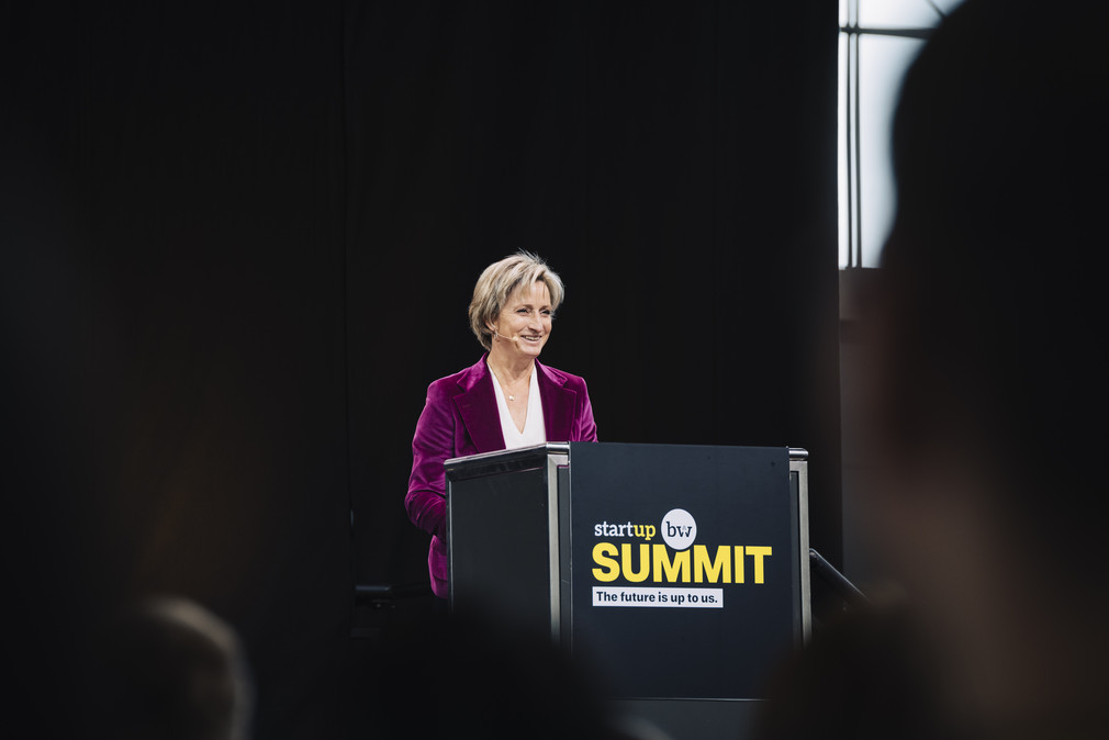 Veranstaltung Start-up BW Summit 2022 Ministerin Hoffmeister-Kraut am Rednerpult
