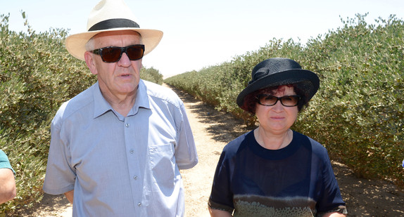 Ministerpräsident Winfried Kretschmann (l.) besichtigt zusammen mit seiner Frau Gerlinde (r.) im Kibbuz Hatzerim bei Beer Sheva (Israel) eine Jojoba-Plantage in der Wüste Negev. (Foto: dpa)