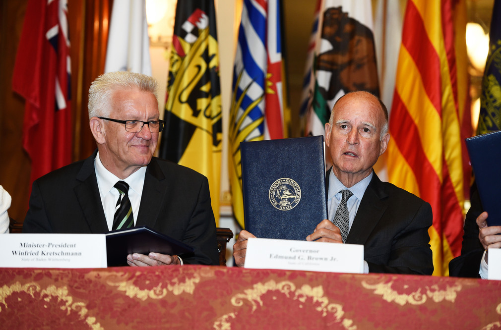 Ministerpräsident Winfried Kretschmann (l.) und der Gouverneur von Kalifornien, Jerry Brown (r.), anlässlich der Unterzeichnung eines Memorandums zur Zusammenarbeit beim Klimaschutz