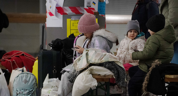 Kinder aus dem ukrainischen Schaschkiw sitzen nach ihrer Ankunft mit dem Zug am Berliner Hauptbahnhof auf Bänken.