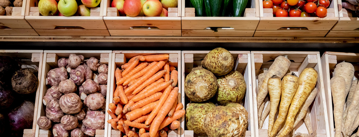 Symbolbild: Kisten mit Gemüse und Obst. (Bild: Christoph Soeder / dpa)
