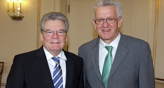 Joachim Gauck (l.) und Ministerpräsident Winfried Kretschmann (r.) am 13. März 2012 in der Villa Reitzenstein in Stuttgart 