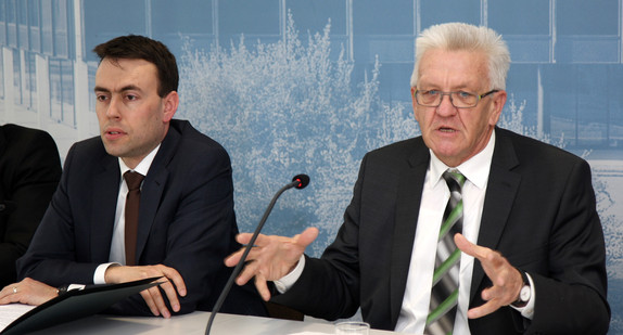 Ministerpräsident Winfried Kretschmann (r.) und Finanz- und Wirtschaftsminister Nils Schmid (l.)