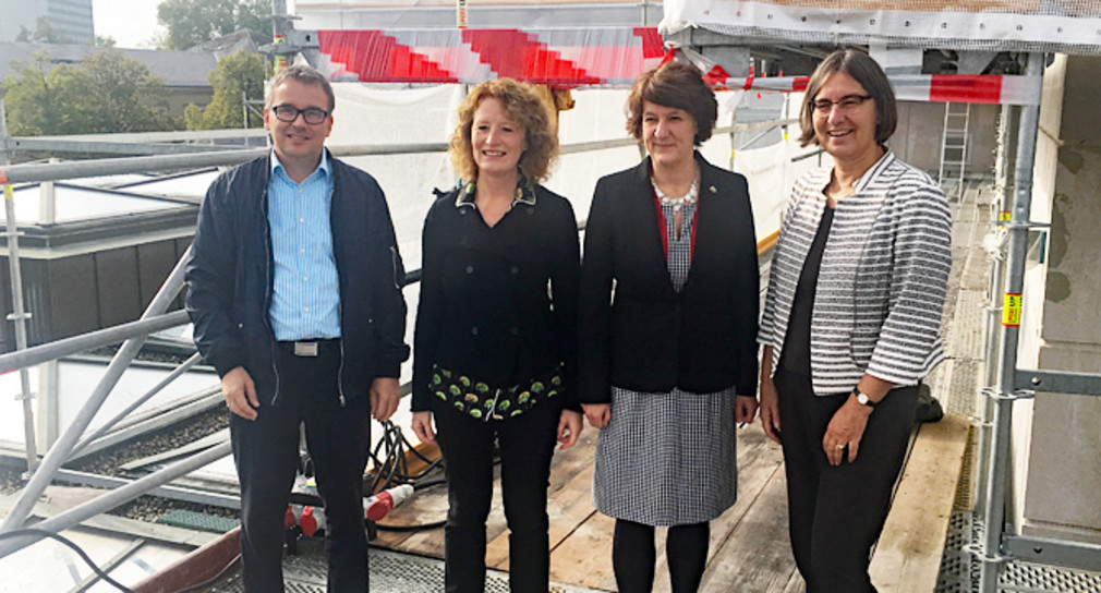 Finanzstaatssekretärin Gisela Splett (2.v.r.) und die Leiterin der Badischen Landesbibliothek Dr. Julia Freifrau Hiller von Gaertringen (r.) begutachten die Baustelle. (Foto: Ministerium für Finanzen Baden-Württemberg)