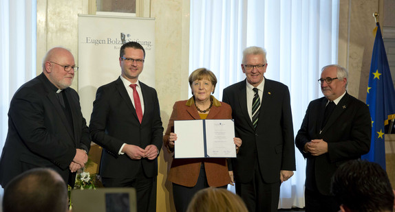 v.l.n.r.: Kardinal Reinhard Marx, Stephan Neher, Oberbürgermeister von Rottenburg, Bundeskanzlerin Angela Merkel, Ministerpräsident Winfried Kretschmann und Gebhardt Fürst, Bischof der Diözese Rottenburg-Stuttgart