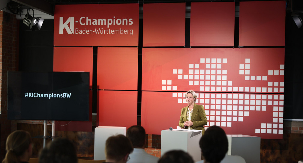 Die Wirtschaftsministerin Hoffmeister-Kraut steht im Rahmen des Wettbewerbs „KI-Champions Baden-Württemberg“ an einem Rednerpult
