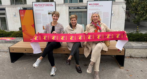 v.l.: Dr. Alexandra Sußmann, Bürgermeisterin für Soziales, Gesundheit und Integration der Stadt Stuttgart, Nicole Razavi MdL, Ministerin für Landesentwicklung und Wohnen, und Sabine Mezger, Bezirksvorsteherin von Stuttgart-Nord, weihen die WahreWunderBänke in der Weissenhofsiedlung in Stuttgart ein.