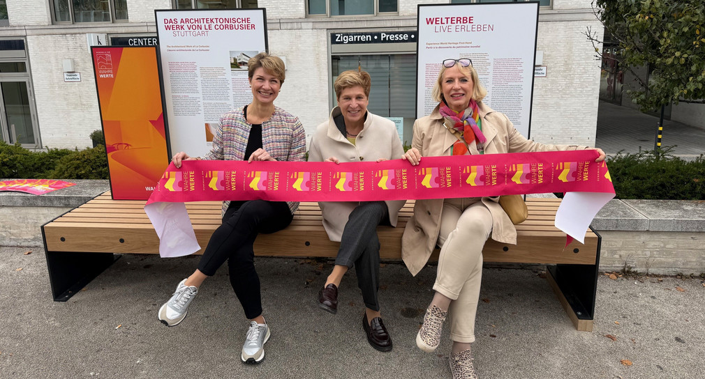 v.l.: Dr. Alexandra Sußmann, Bürgermeisterin für Soziales, Gesundheit und Integration der Stadt Stuttgart, Nicole Razavi MdL, Ministerin für Landesentwicklung und Wohnen, und Sabine Mezger, Bezirksvorsteherin von Stuttgart-Nord, weihen die WahreWunderBänke in der Weissenhofsiedlung in Stuttgart ein.