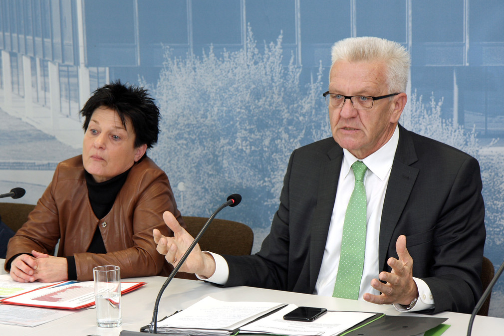 Ministerpräsident Winfried Kretschmann (r.) und Sozialministerin Katrin Altpeter (l.)