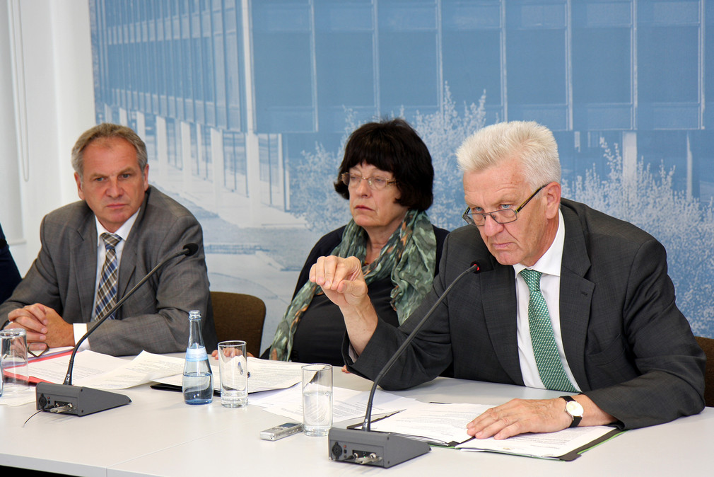 Ministerpräsident Winfried Kretschmann (r.), Staatsrätin Gisela Erler (M.) und Innenminister Reinhold Gall (l.) bei der Regierungspressekonferenz am 28. Juli 2015 in Stuttgart