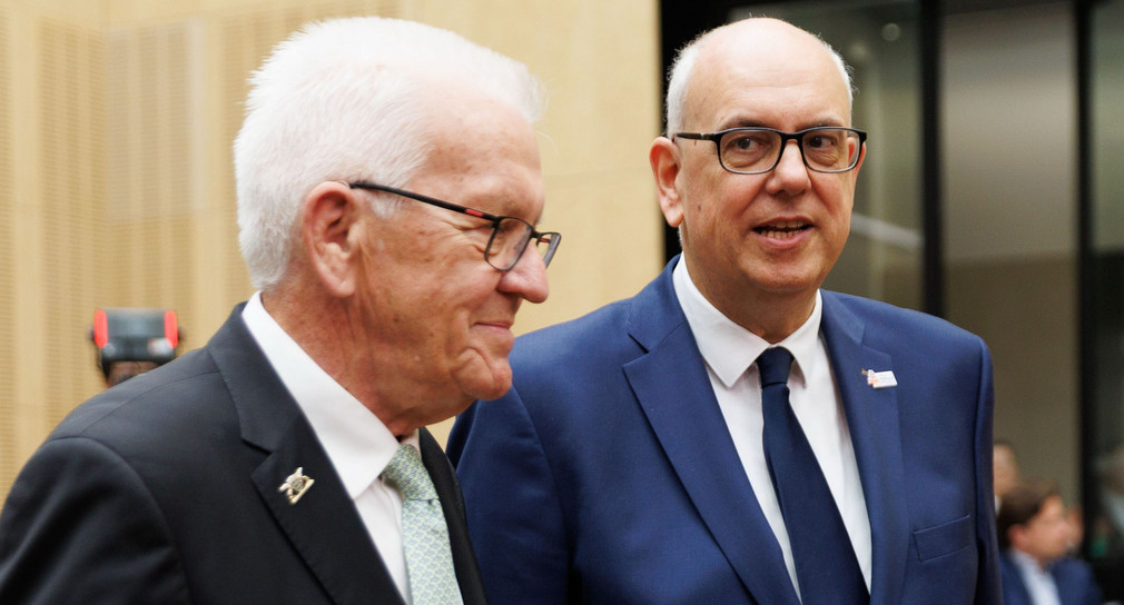 Ministerpräsident Winfried Kretschmann (links) im Gespräch mit Bundesratspräsident Andreas Bovenschulte (rechts), Bürgermeister von Bremen.
