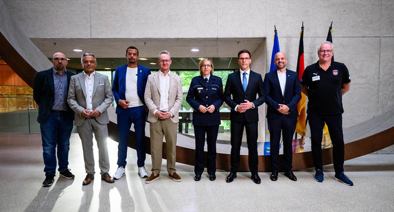 von links nach rechts: Sebastian Gehring, Vorstand Marketing &amp; Medien der SG Sonnenhof Großaspach, Christian Fischer, Vizepräsident Karlsruher SC, Dominik Schwärzel, Vorstandsvorsitzender des SSV Ulm, Vorstandsvorsitzender Alexander Wehrle (VfB Stuttgart), Manuel Hagel, Innenminister von Baden-Württemberg, Daniel Förderer, Geschäftsführer der TSG 1899 Hoffenheim und Holger Sanwald, Vorstandsvorsitzender des 1. FC Heidenheim