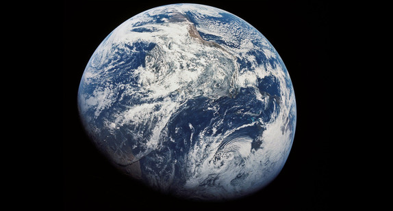 Die Erde aus etwa 30.000 km Entfernung, aufgenommen am Morgen des siebten Flugtages von Apollo 8 im Dezember 1968 (Bild: gemeinfrei, NASA).