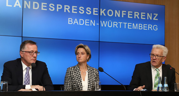 Ministerpräsident Winfried Kretschmann (r.), Wirtschaftsministerin Dr. Nicole Hoffmeister-Kraut  (M.) und der Technologiebeauftragte der Landesregierung, Prof. Dr. Wilhelm Bauer (l.) (Bild: Staatsministerium Baden-Württemberg)