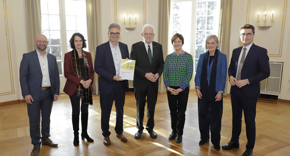 Ministerpräsident Winfried Kretschmann (Mitte) mit den Mitgliedern des Normenkontrollrats Baden-Württemberg 