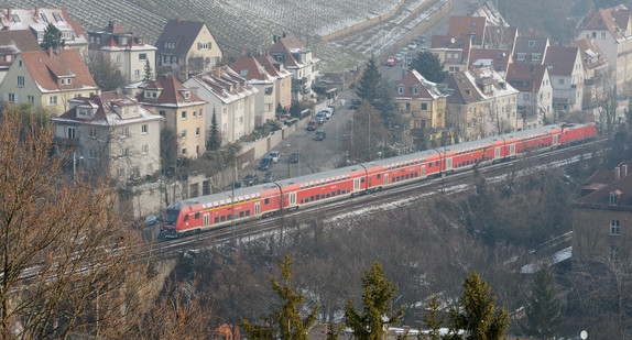 Ein Zug fährt in Stuttgart über die Gäubahntrasse (Bild: © dpa).