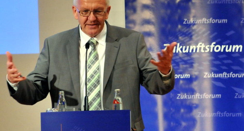 Ministerpräsident Winfried Kretschmann spricht am Donnerstag (03.11.2011) in Freiburg bei einem Zukunftsforum des südbadischen Energieversorgers Badenova. (Foto: dpa)