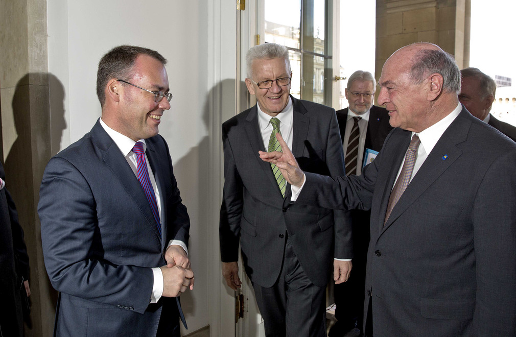 v.l.n.r.: Europaminister Peter Friedrich, Ministerpräsident Winfried Kretschmann und der niederösterreichische Landeshauptmann Dr. Erwin Pröll (r.)
