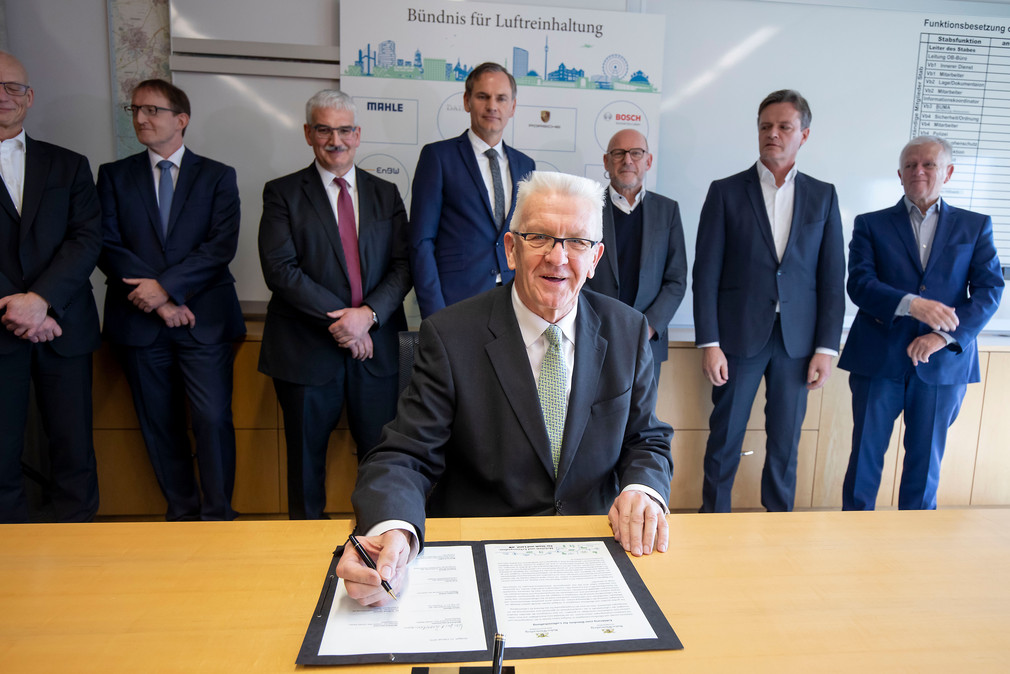 Ministerpräsident Winfried Kretschmann unterschreibt das Bündnis für Luftreinhaltung. (Bild: Staatsministerium Baden-Württemberg)